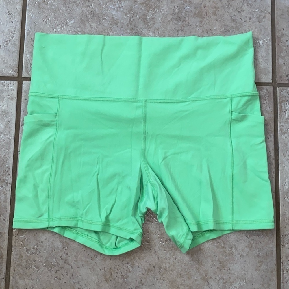 Athleta Women's Salutation Stash Pocket
Il 5" Short. Neon Green. Size Large.